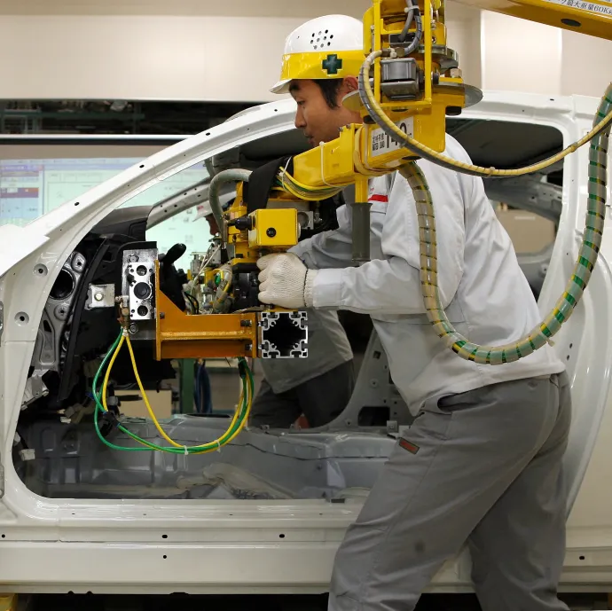 Nem jó a szakmunkásképzés, már a robotok betanítására kellene oktatni a fiatalokat