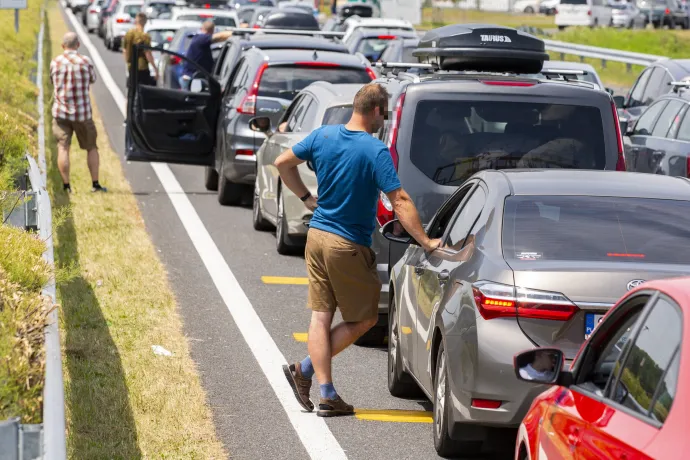 Három órát is kell várakozni hajnalban az autósoknak Röszkénél
