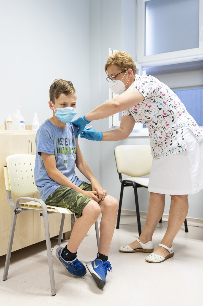Egy gyermekorvos egy 12 éves fiút a Pfizer–BioNTech koronavírus elleni vakcina első adagjával a Jósa András Oktatókórházban kialakított oltóponton 2021. június 23-án – Fotó: Balázs Attila / MTI
