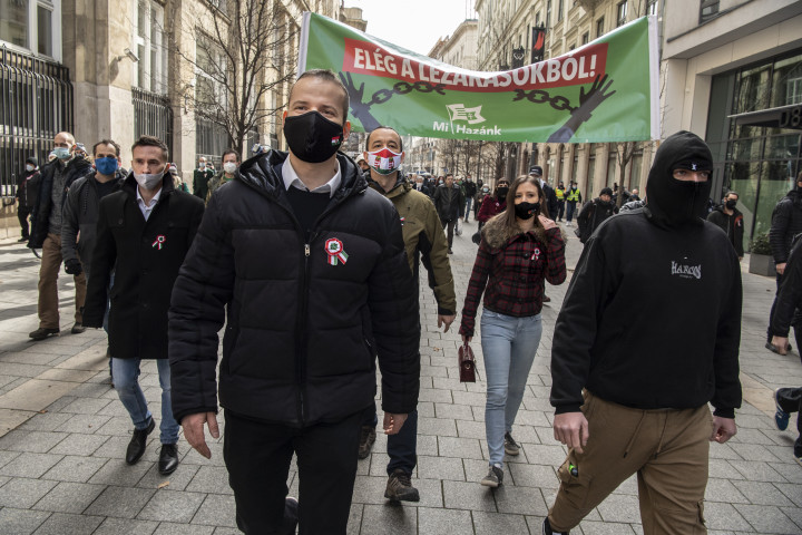 A Mi Hazánk lezárásellenes tüntetése Budapesten 2021 márciusában – Fotó: Bődey János / Telex