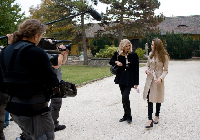 Návai Anikó interjút készít Angelina Jolie-val a Magyar Televízió számára 2011. október 29-én a Kiscelli Múzeum kertjében – Fotó: Beliczay László / MTI