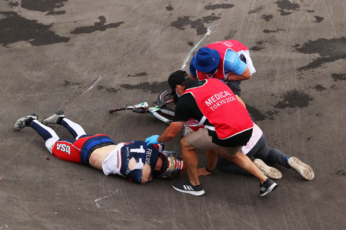 Óriásit bukott, mentővel vitték el a pályáról a BMX-verseny címvédőjét