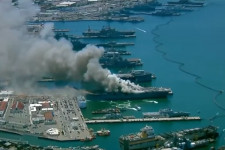 Egy matrózt vádolnak a tűzzel, amelyik tönkrevágott egy több milliárd dolláros hadihajót