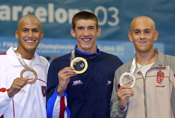 Az aranyérmes Michael Phelps (k), az ezüstérmes Cseh László (j) és a tunéziai bronzérmes Oussama Mellouli a dobogón 2003. július 27-én Barcelonában, a 10. FINA Úszó Világbajnokságon – Fotó: Javier Soriano / AFP