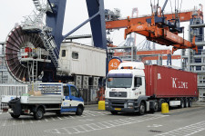 Veszített a holland szállítmányozási cég, nem fizethet alacsonyabb bért a magyar munkavállalóknak sem