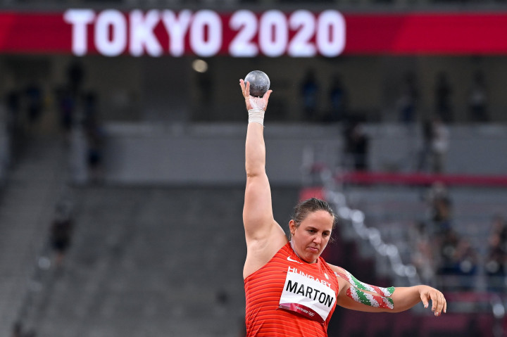 Márton Anita, a női súlylökés selejtezője előtt melegít a tokiói olimpián – Fotó: Czeglédi Zsolt / MTI