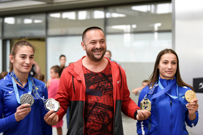 Nora Gjakova, Driton Kuka és Majlinda Kelmedn a pristinai repülőtéren a 2019-es Eb után – Fotó: Armend Nimani / AFP