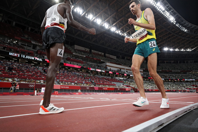 Háromszor esett össze a kimerültségtől a célegyenesben, de mindig felállt az ausztrál hosszútávfutó