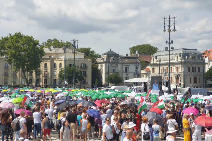 Kásler lemondását követelték az egészségügyi szakdolgozók a Hősök terén