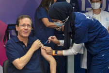 Az elnöki pár beoltásával indult Izraelben a vakcinák harmadik köre a 60 évnél idősebbeknél