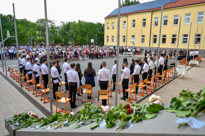 9 órai iskolakezdésért és magasabb tanári fizetésekért gyűjti az aláírásokat egy diákmozgalom