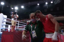 Egy ír bokszoló annyira ünnepelt, hogy közben megsérült, és vissza kellett lépnie az olimpián