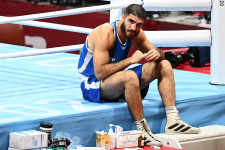 Óriási balhét csapott és ülősztrájkba kezdett az olimpián a fejelés miatt kizárt francia bokszoló