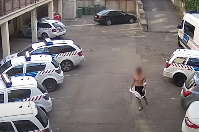 Droggal a zsebében mászott be egy félmeztelen férfi a rendőrség udvarára, aztán elrohant, de elfogták