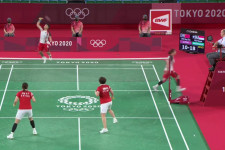 Játék közben rohant ki új ütőért a tollaslabdázó az olimpiai döntőben