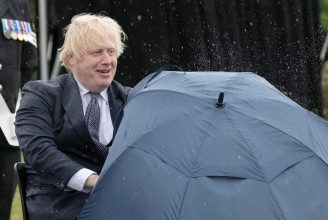 Boris Johnson drámai küzdelme az esernyőjével: Károly herceg sem bírta nevetés nélkül