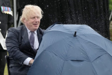 Boris Johnson drámai küzdelme az esernyőjével: Károly herceg sem bírta nevetés nélkül