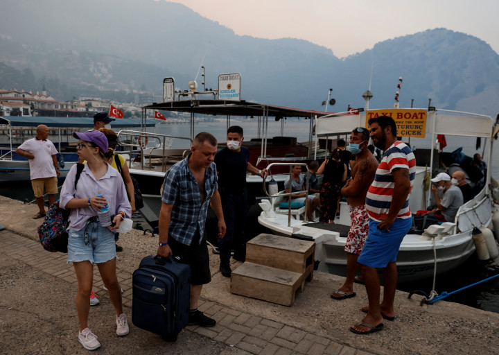 Csónakokon evakuálják a Marmaris melletti Turunc nevű faluból a turistákat – Fotó: Umit Bektas / Reuters