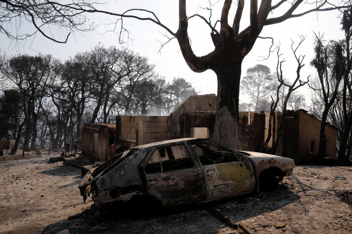 A nyugat-görögországi Patras falura is kiterjedt az erdőtűz – Fotó: Costas Baltas / Reuters