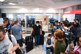 Egy órát vártak a leghűségesebb rajongói Hosszú Katinkára a reptéren, aki inkább egy másik kijáraton távozott