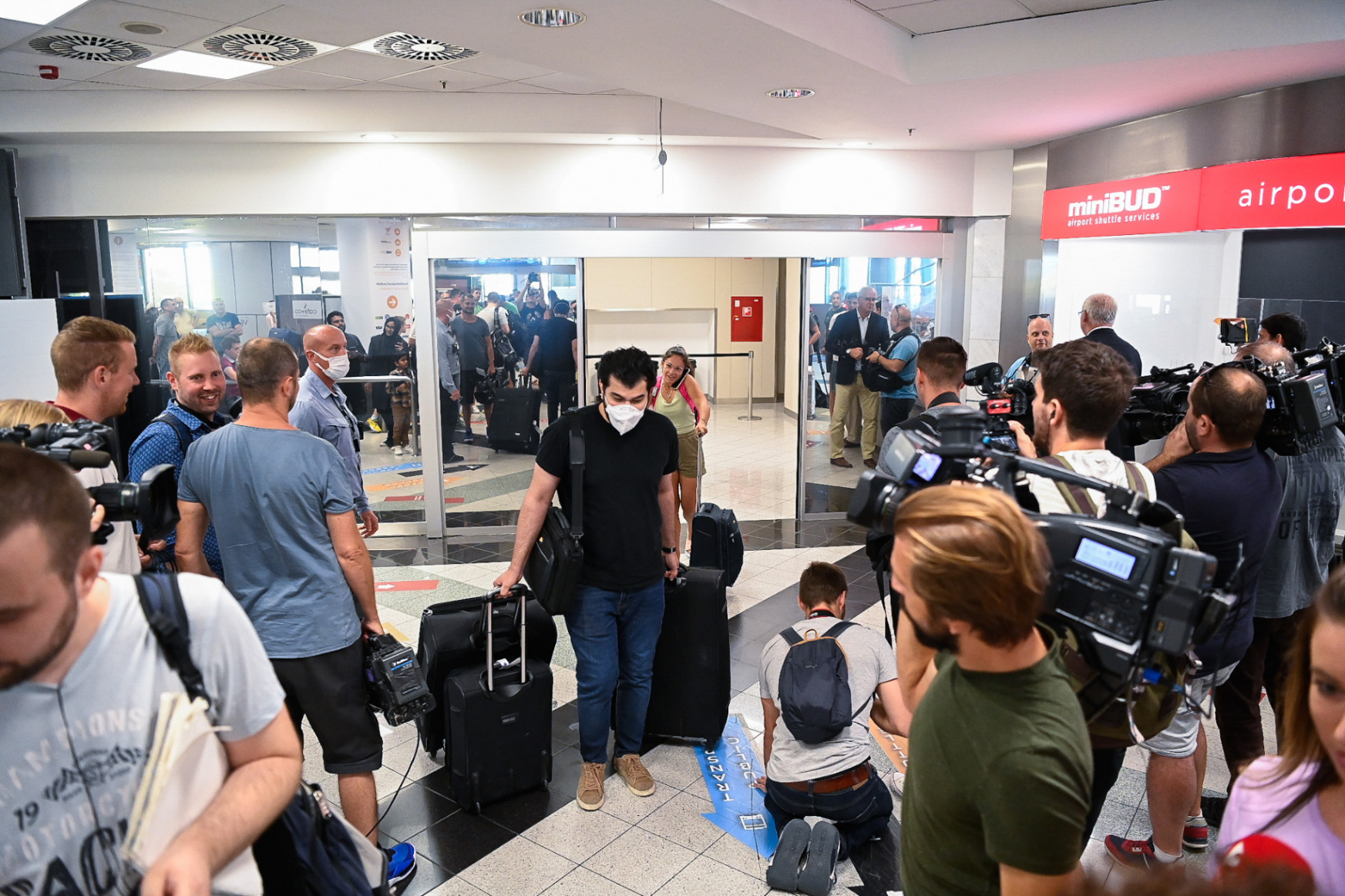 Egy órát vártak a leghűségesebb rajongói Hosszú Katinkára a reptéren, aki inkább egy másik kijáraton távozott