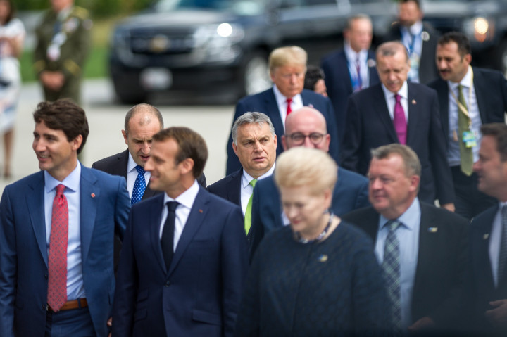 Justin Trudeau kanadai miniszterelnök és Emmanuel Macron francia államfő (az első sorban, b-j), valamint Orbán Viktor magyar miniszterelnök (k) a NATO kétnapos brüsszeli csúcsértekezletének első napján, 2018. július 11-én – Fotó: Botár Gergely / Miniszterelnöki Sajtóiroda / MTI