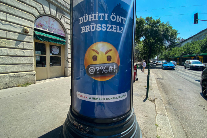 A kormány legújabb kampányának egyik plakátja Budapesten, 2021 júliusában – Fotó: Bődey János / Telex