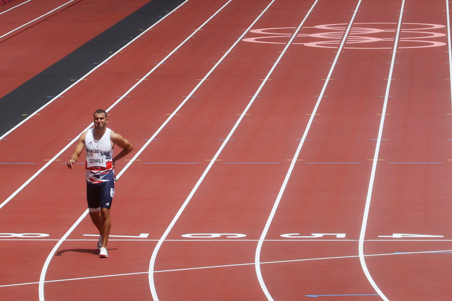 Izomszakadással, könnyeivel küszködve sétálta le 200 méteres távját egy brit sprinter