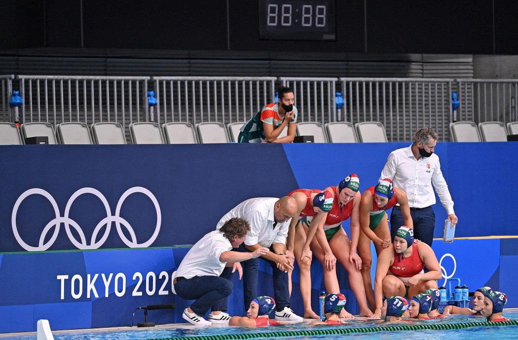 A magyar csapat időkérése a hollandok elleni negyeddöntőn – Angela Weiss / AFP
