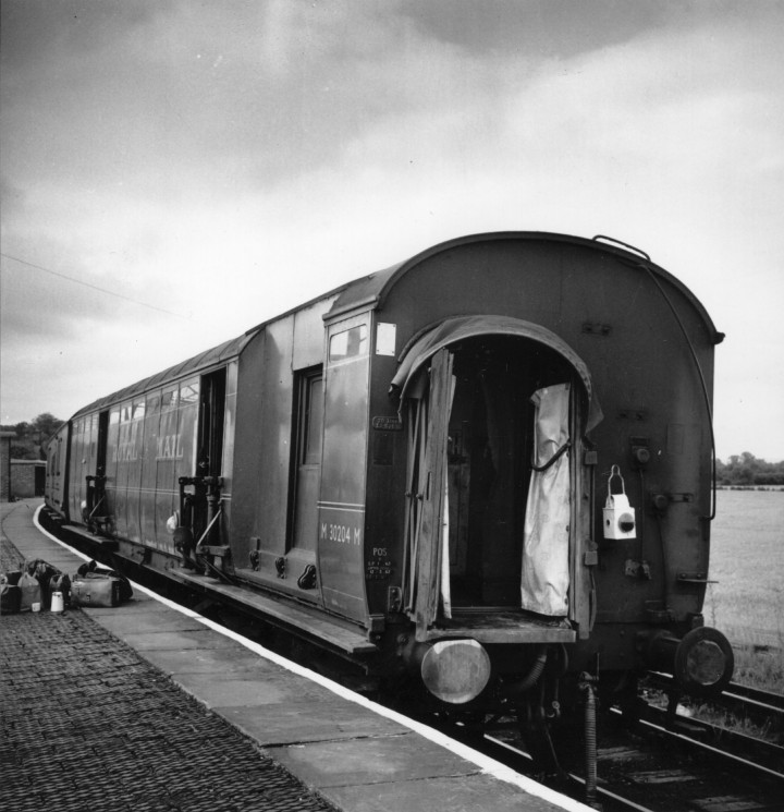 Lekapcsolt vonatkocsik a nagy vonatrablás után a Cheddington állomáson 1963-ban – Fotó: Evening Standard / Getty Images