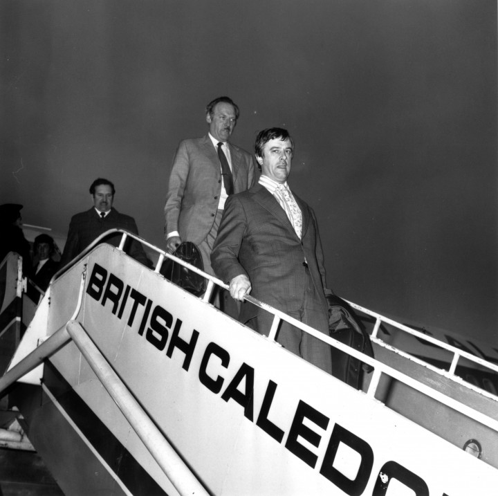 A felső képen a Scotland Yard nyomozói, Jack Slipper és Peter Jones a Gatwick reptéren 1974-ben, miután visszatértek Angliába az elítélt bűzöző nélkül, akit kisfia születése miatt nem adott ki Brazília. Az alsó fotó ugyanebben az évben készült Brazíliában Biggsről – Fotók: Hulton Archive / Getty Images