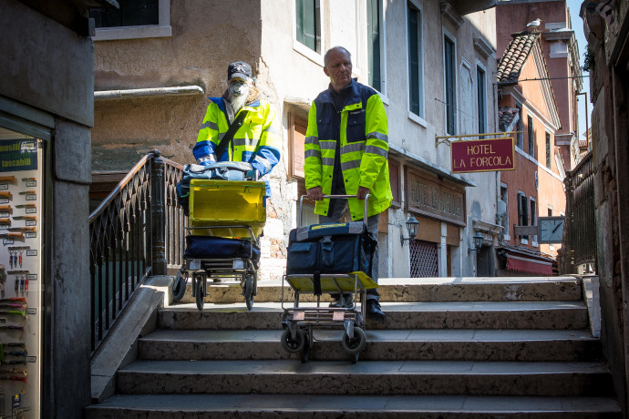 Olasz postások szállítanak ki Velencében 2020 márciusában – Fotó: Massimo Bertolini / NurPhoto / AFP