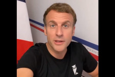 Macron TikTok-bejelentkezéshez felvett pólóján pörögnek a francia közösségi médiában