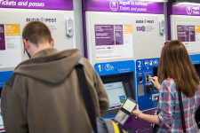 Fejetlenség és késlekedés után 735 millióért kell kipofozni a budapesti jegyautomatákat
