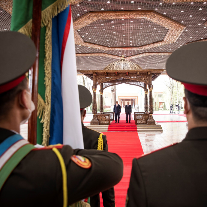 Jó dolog a keleti nyitás, csak nem árulják el, hogy kinek