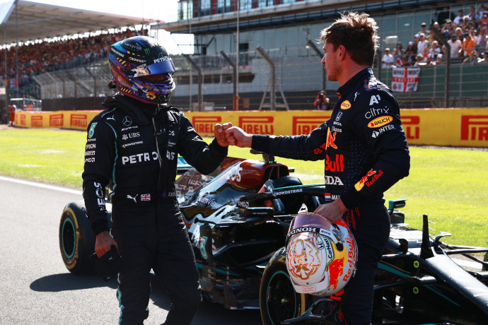 Max Verstappen és Lewis Hamilton a Brit Nagydíj sprintfutamán – Fotó: Mark Thompson / Getty Images