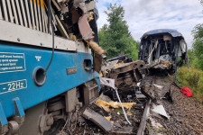 Két vonat összeütközött Csehországban, hárman meghaltak, több tucatnyian megsebesültek