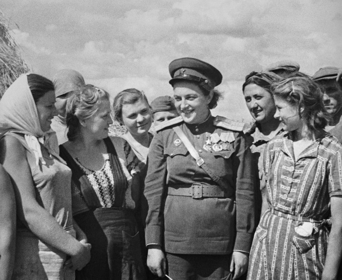 Pavlicsenko 1944-ben propagandakörútja során egy szovjet kolhoz munkásai között – Fotó: Tass / Getty Images