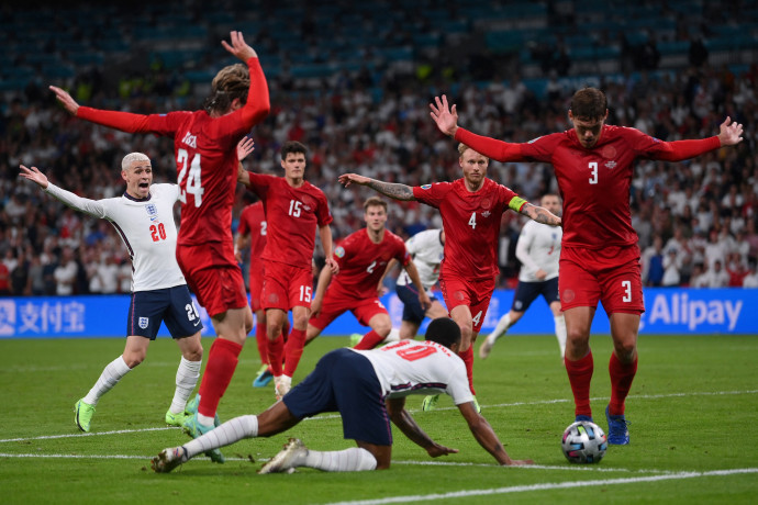 Sterling bukása az Eb-n, ami a győztes tizenegyest hozta a Dánia–Anglia-mérkőzésen 2021. július 7-én – Fotó: Laurence Griffiths / POOL / AFP