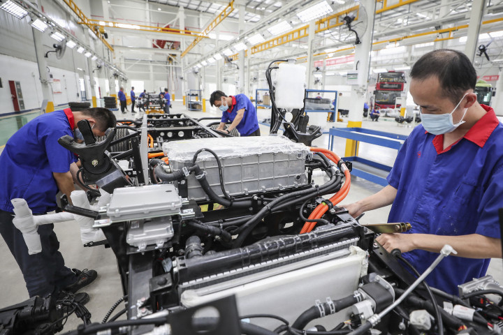 Kína keleti részén a BYD autógyárban munkások dolgoznak a gyártósoron 2020 júliusában – Fotó: STR / AFP