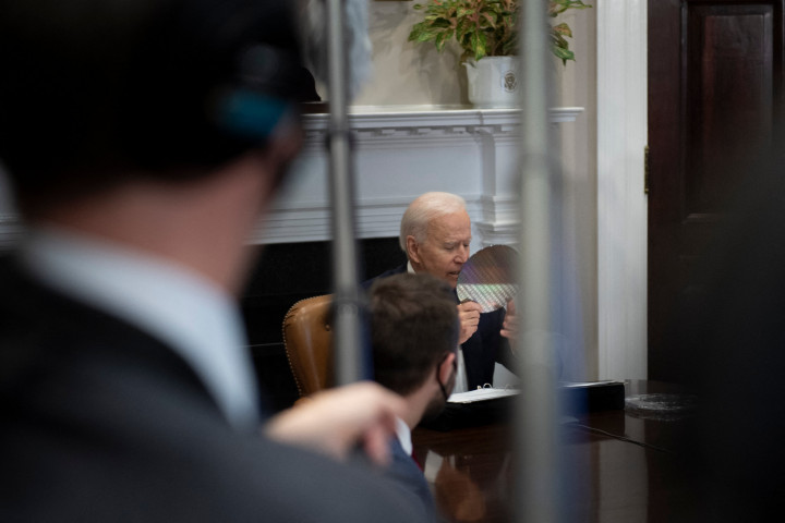 Joe Biden amerikai elnök egy szilícium félvezetőt tart a kezében a félvezetőhiányról szóló online csúcstalálkozón, 2021. április 12-én Washingtonban – Fotó: Brendan Smialowski / AFP