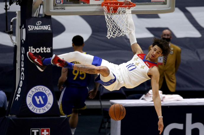 Kiszivárgott egy videó, amelyen három rendőr sokkolót használ egy NBA-játékoson