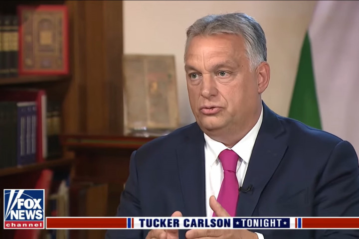 Orbán a Fox Newsnak: Az összes magyar számára személyes sértés, ha őt gengszternek nevezik