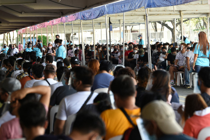 Álhírek miatt bepánikoltak a Fülöp-szigetekiek, és megrohamozták az oltóközpontokat