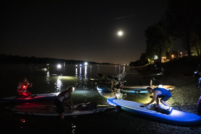 SUP-osok szállnak vízre a Római-partnál 2020. július 31-én. MTI/Mónus Márton