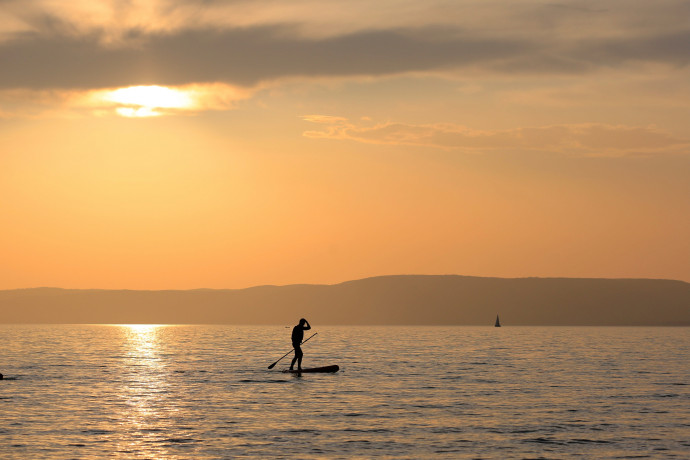 Állószörfös (stand up paddle, SUP) a Balatonban a bélatelepi szabadstrandon, Fonyódon 2021. július 27-én. MTI/Varga György