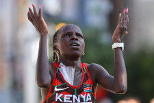 Jéggel teli szatyorral a meze alatt futott be a női maraton győztese