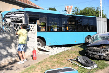 Családi házba csapódott karambol után egy busz Gyálon