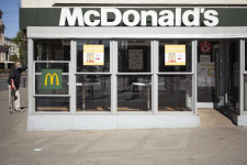 Beperelte egy orosz nő a McDonald'sot, mert annyira megkívánta a reklámjuk miatt a sajtburgert, hogy kénytelen volt megtörni a nagyböjtjét