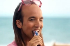 Bocsánatot kért, törölte spanyol reklámját a Snickers, miután többen homofóbnak nevezték